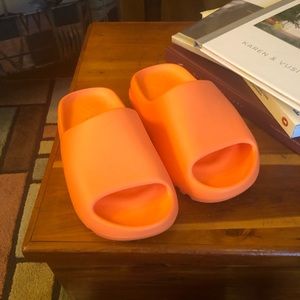 Yeezy Slides Enflame Size 4